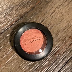 Mac eyeshadow. Expensive Pink. Veluxe pearl.